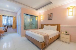 Postel nebo postele na pokoji v ubytování Fortune 1127 - Central Hotel
