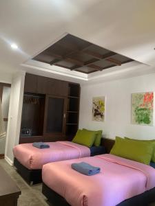 Ein Bett oder Betten in einem Zimmer der Unterkunft The Yard Hostel Chiang Mai