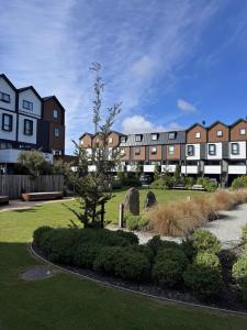 un parc avec une rangée de maisons en arrière-plan dans l'établissement Queenstown Retreat, à Queenstown 27 autres photos