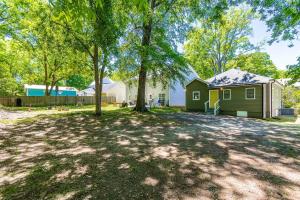 Zahrada ubytování Renovated house close to Dtown Durham w king bed