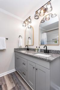 Fotografie z fotogalerie ubytování Renovated house close to Dtown Durham w king bed v destinaci Durham