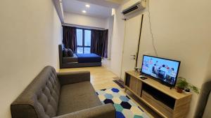 TV a/nebo společenská místnost v ubytování Sri Murni Homestay Aurora Place Bukit Jalil