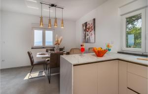 Η κουζίνα ή μικρή κουζίνα στο Lovely Apartment In Kostrena With Wifi