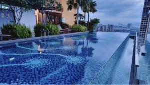 Bazén v ubytování Sri Murni Homestay Aurora Place Bukit Jalil nebo v jeho okolí