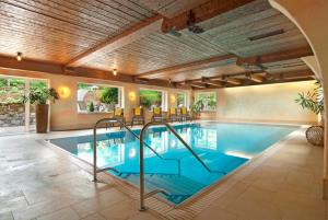 Bazén v ubytování Hotel Nesselwanger Hof nebo v jeho okolí