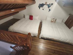 Tempat tidur dalam kamar di 湖峰古厝民宿