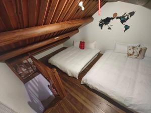 Tempat tidur dalam kamar di 湖峰古厝民宿