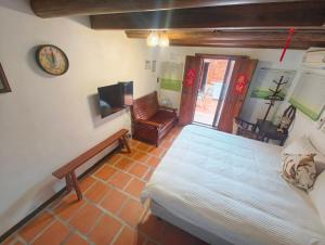 Tempat tidur dalam kamar di 湖峰古厝民宿
