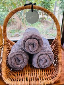 波塔灵顿Jekab's Retreat的装满带窗户的桌子上的毛巾的篮子