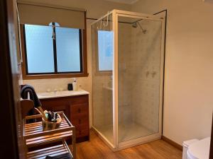 波塔灵顿Jekab's Retreat的带淋浴和水槽的浴室 更多23张照片