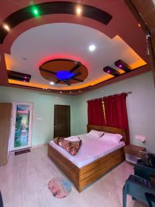 - une chambre avec un lit et un plafond avec un ventilateur dans l'établissement Kanchenjunga View Mansions By StayApart, à Lataguri