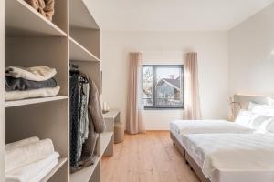 AltusriedAmRain Boardinghouse的一间带床和窗户的白色卧室