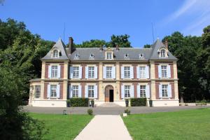 Gallery image of Hôtel Château de l'Hermitage in Pontoise