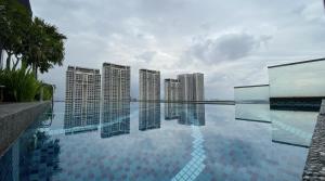 Bazén v ubytování Sri Murni Homestay Aurora Place Bukit Jalil nebo v jeho okolí