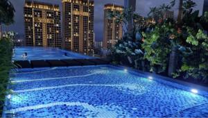Bazén v ubytování Sri Murni Homestay Aurora Place Bukit Jalil nebo v jeho okolí