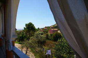 una vista por la ventana de una casa en Angeliki, en Vitalades