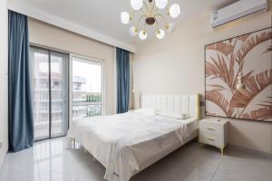 Llit o llits en una habitació de Sanya Zhi Ai Lily Seaview Apartment