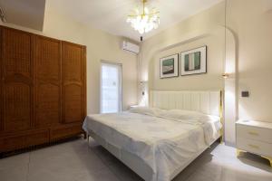 Llit o llits en una habitació de Sanya Zhi Ai Lily Seaview Apartment
