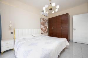 Llit o llits en una habitació de Sanya Zhi Ai Lily Seaview Apartment