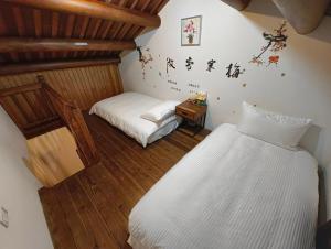 Tempat tidur dalam kamar di 湖峰古厝民宿