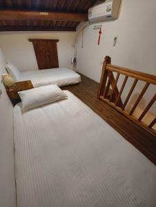 Tempat tidur dalam kamar di 湖峰古厝民宿