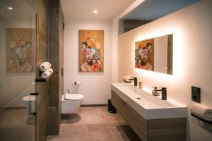 un baño con lavabo e inodoro en Premium Apartment Kahuna - Villa Rizas Hills, en Traben-Trarbach 26 fotos más