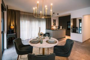 Un comedor con mesa y sillas y una cocina. en Premium Apartment Kahuna - Villa Rizas Hills, en Traben-Trarbach