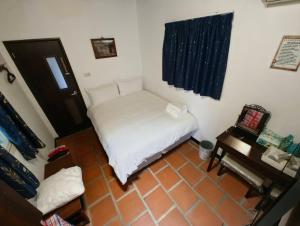 Tempat tidur dalam kamar di 湖峰古厝民宿
