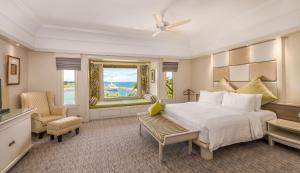 Rúm í herbergi á The Magellan Sutera Resort