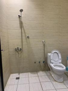 ein Badezimmer mit Toilette und Duschkabine in der Unterkunft شقق درة المزهر المخدومة in Riad