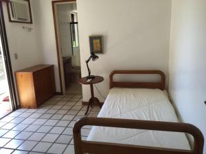 Un dormitorio con una cama y una lámpara sobre una mesa. en Frente Para O Mar, en Río de Janeiro 18 fotos más