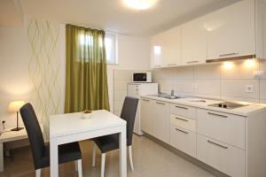 Kuchyňa alebo kuchynka v ubytovaní House Gorica 2 - underground level apartments