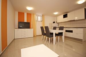 Kuchyňa alebo kuchynka v ubytovaní House Gorica 2 - underground level apartments