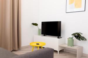 a living room filled with furniture and a tv at Apartamentos Wallace in Valencia