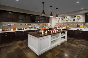 Kuchyň nebo kuchyňský kout v ubytování Homewood Suites by Hilton Providence-Warwick