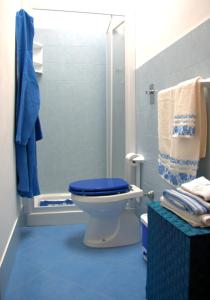 マルサラにあるGiulietta b&bの青いバスルーム(トイレ、シャワー付)