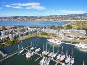 伯克利DoubleTree by Hilton Hotel Berkeley Marina的码头上船的空中景观