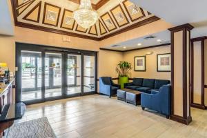 Un vestíbulo con sofás y sillas en un edificio. en Comfort Inn & Suites Panama City North, en Panama City