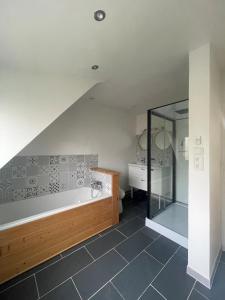 a bathroom with a bath tub and a sink at L Envie d Opale Maison familiale avec jardin a Wimereux in Wimereux