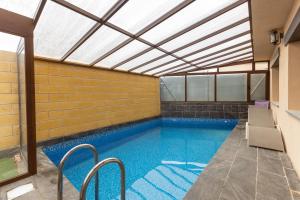ein Pool mit einem Dachfenster in einem Gebäude in der Unterkunft Casa Rural Camino De Avila in Mediana de Voltoya