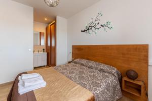 ein Schlafzimmer mit einem großen Bett mit einem hölzernen Kopfteil in der Unterkunft Casa Rural Camino De Avila in Mediana de Voltoya