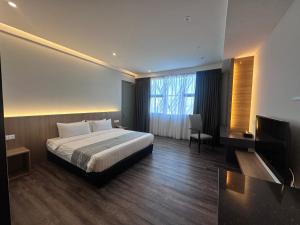 Postel nebo postele na pokoji v ubytování 56 Hotel + 37 fotografií