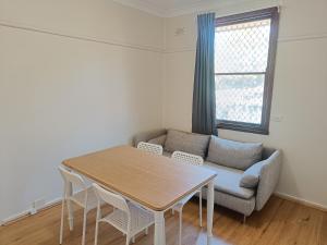Χώρος καθιστικού στο Comfortable Queen Room in Quiet House - E3