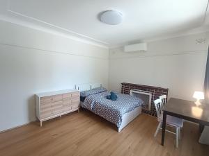 Ένα ή περισσότερα κρεβάτια σε δωμάτιο στο Comfortable Queen Room in Quiet House - E3