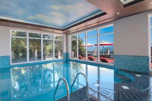Bazén v ubytování Welcomhotel by ITC Hotels, Tavleen, Chail nebo v jeho okolí