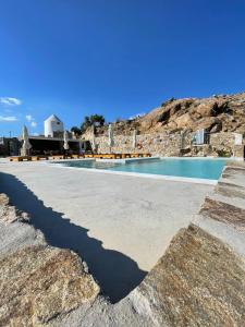 Bazén v ubytování Apostolis Windmill nebo v jeho okolí