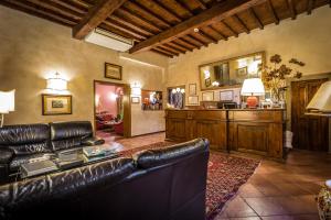 ein Wohnzimmer mit einem Ledersofa und einem Tisch in der Unterkunft Hotel Mario's in Florenz