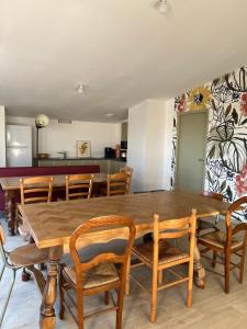 una sala da pranzo con tavolo e sedie in legno di Chez Marie et Dany a Châteaumur