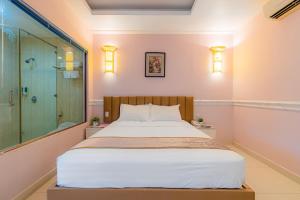 Postel nebo postele na pokoji v ubytování Fortune 1127 - Central Hotel