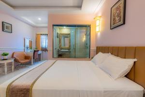 Postel nebo postele na pokoji v ubytování Fortune 1127 - Central Hotel